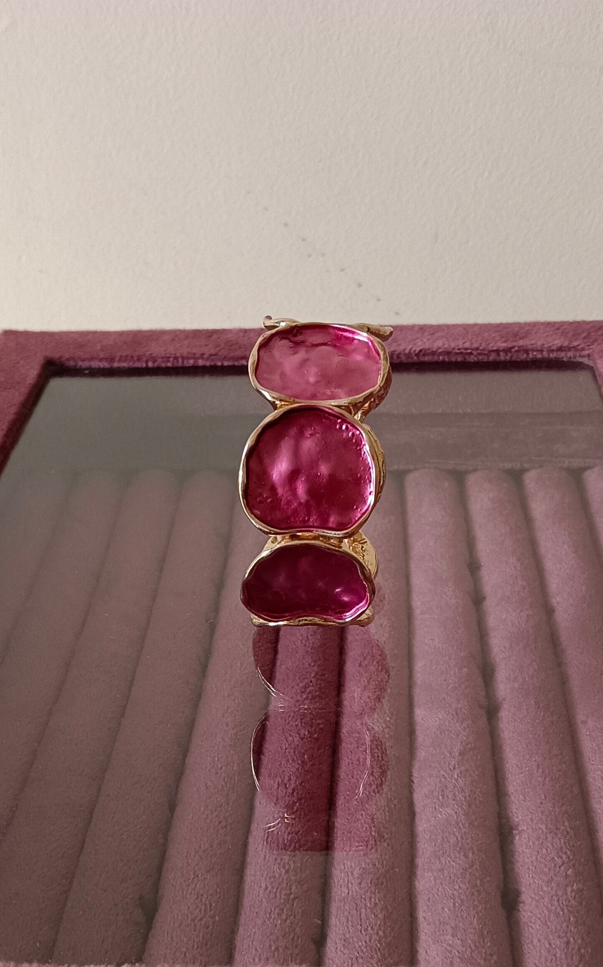 Gold Finish Anti Tarnish Alloy Plated Wine Colored Panels Stretch Bracelet